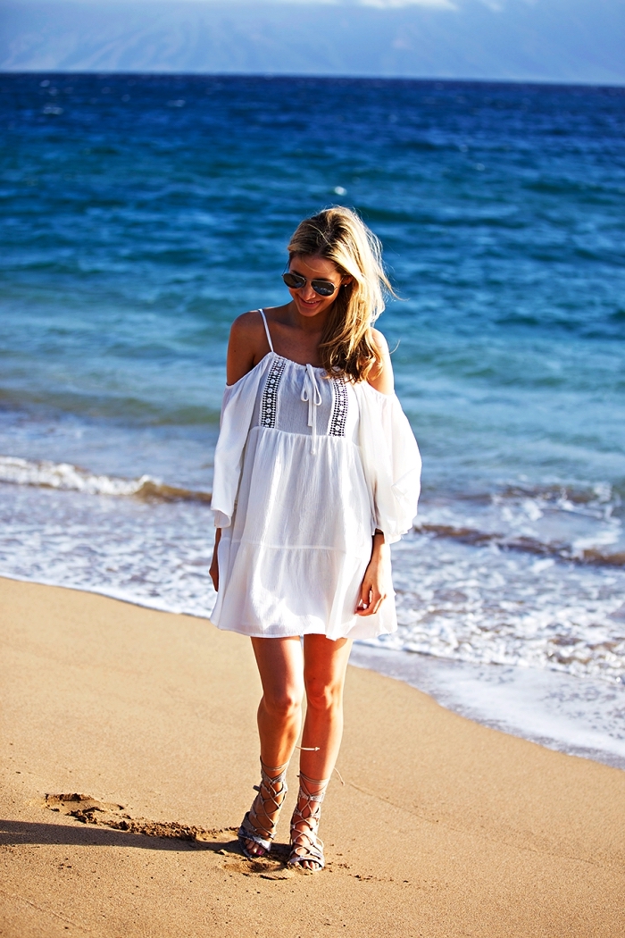 robe de plage blanche de style bohème avec bretelles fines et manches tombantes portée avec des sandales spartiates
