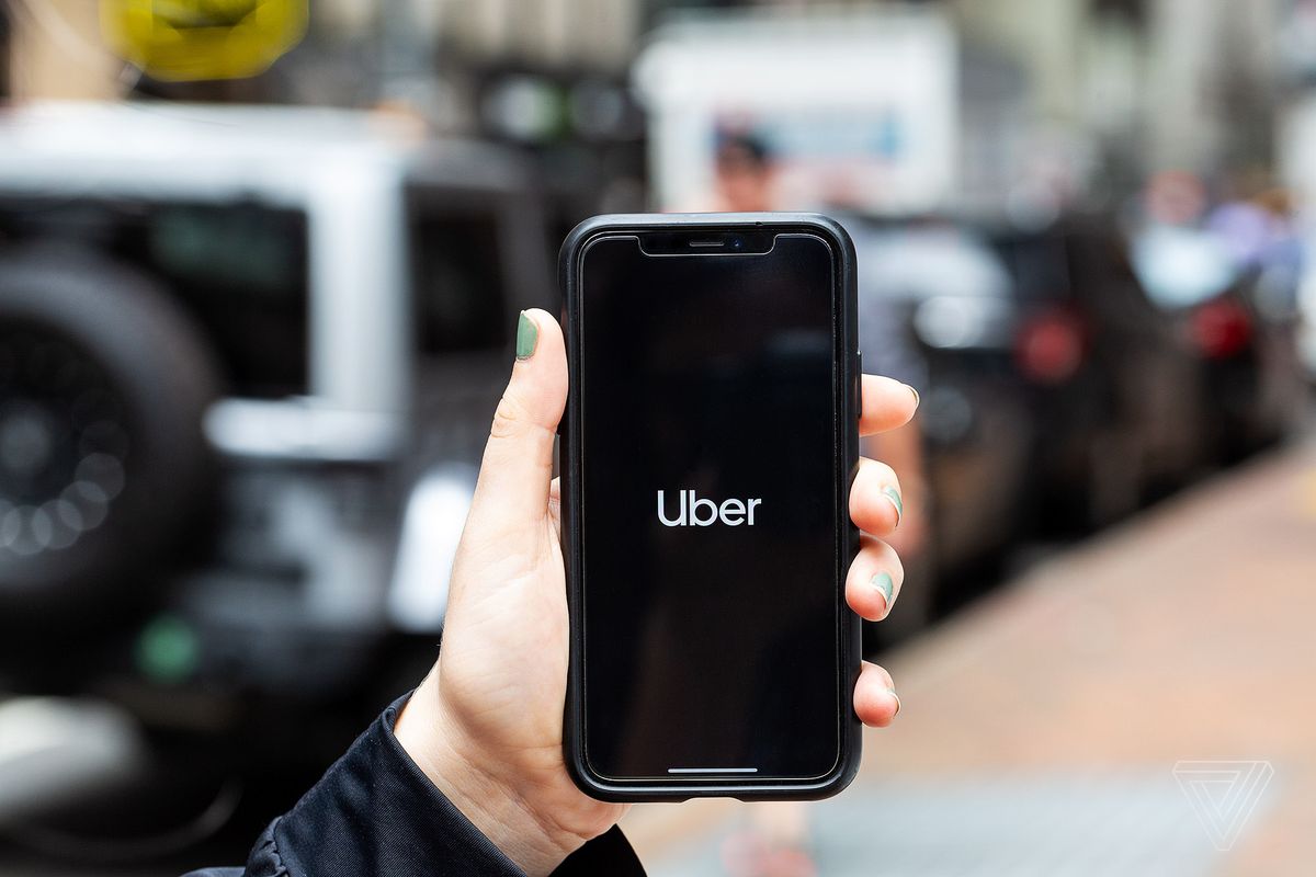 photo smartphone avec application Uber Black qui propose désormais de commander un chauffeur silencieux