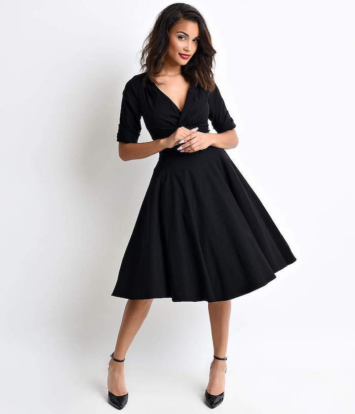 La moderne representation de la robe annee 50, noire robe mi longue, chaussures à talon noirs