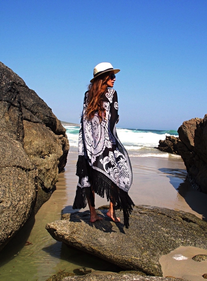 kimono plage bohème chic bordé de franges noires à enfiler sur son maillot de bain, tenue de vacances pour aller à la plage