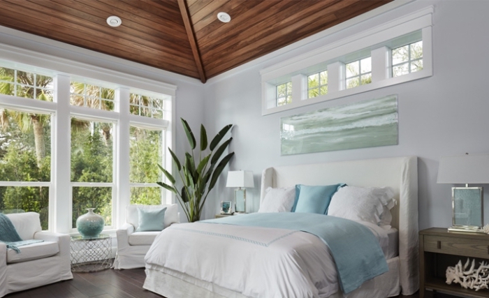 exemple de chambre à coucher blanc et bois avec accessoires en bleu et vert pastel, idée deco marine minimaliste