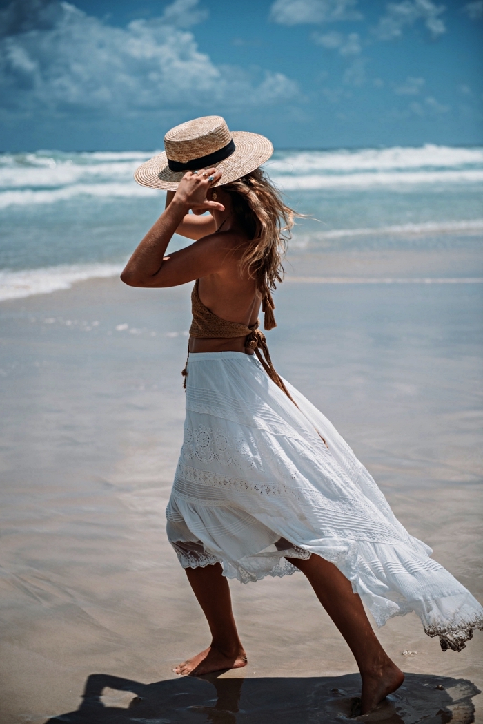vetement de plage bohème chic, jupe longue blanche assortie avec un top avec lien noué au dos