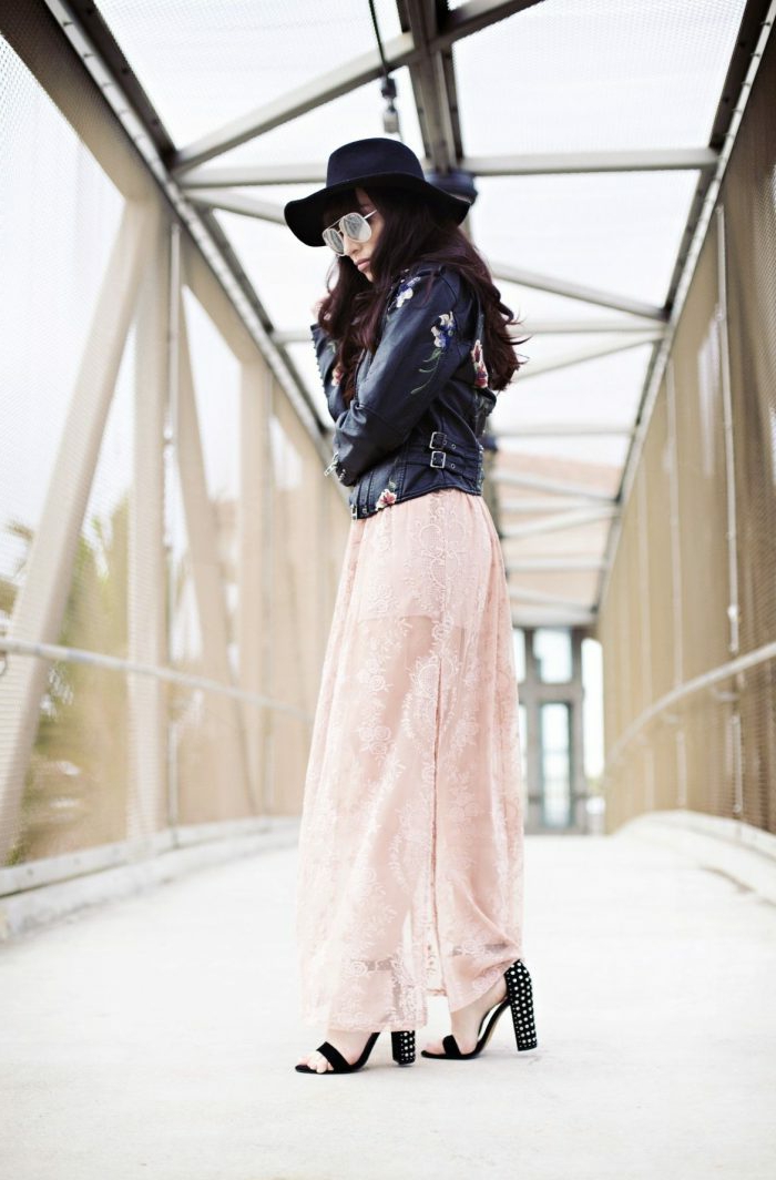 jupe longue rose pâle, sandales hautes, veste cuir noir, chapeau périphérie 