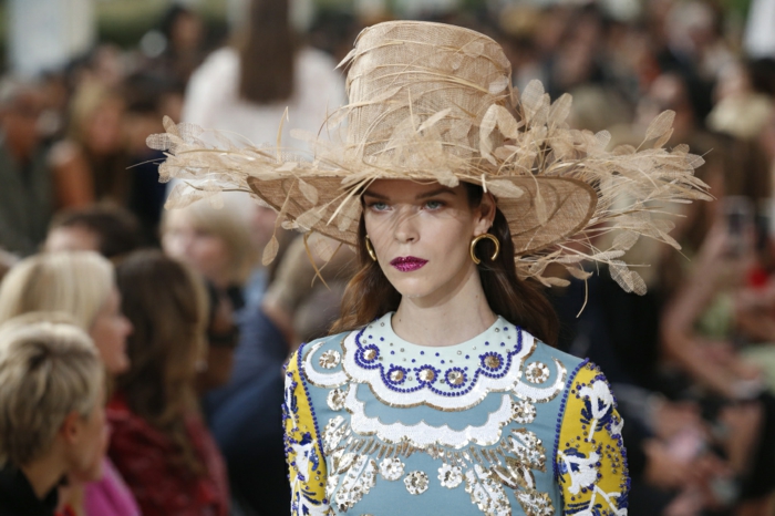 chapeau femme été extravagant, grand cylindre et périphérie décorée, robe motifs bleu blanc et jaune