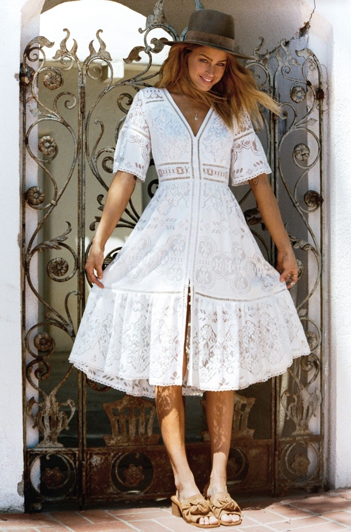 idée comment s'habiller style hippie chic femme, modèle de robe mi longue blanche à détails broderie florale