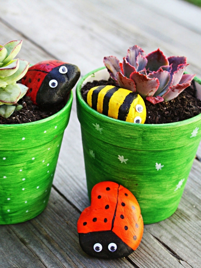 des galets coccinelles pour décorer vos pots à fleurs, décoration de jardin à faire soi même avec des galets naturels