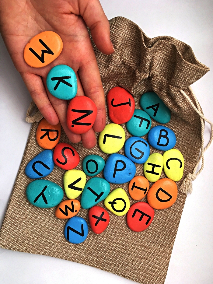 apprendre les lettres de l'alphabet en dessinant sur des galets, que faire pendant les vacances pour occuper les enfants