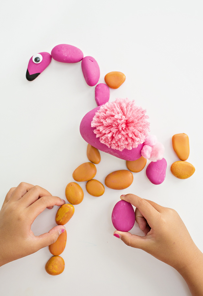 puzzle flamant avec galets rose et orange, activité manuelle facile et rapide à base de galets décoratifs