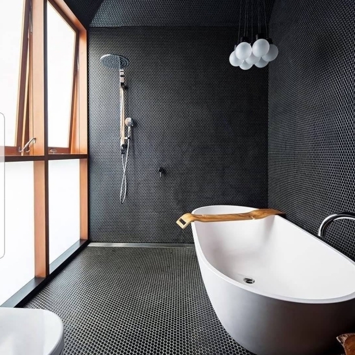comment aménager une salle de bain sous pente, modèle de salle de bain en blanc et noir avec finitions en bois