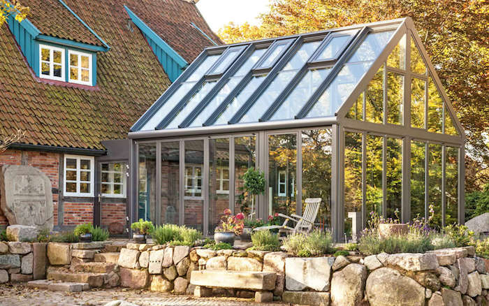 idee amenagement veranda exterieure en aluminium pour réaliser un coin de repos lumineux attenant à une maison de campagne traditionnelle