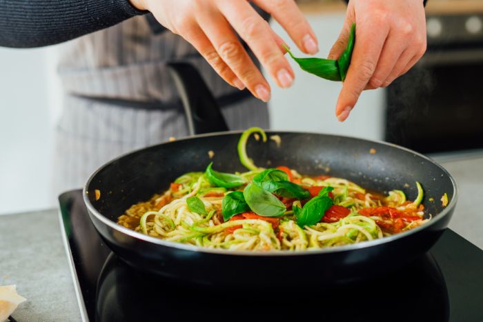 que faire avec une courgette recette facile de spaghetti zoodles à la sauce tomate, pesto et basilic
