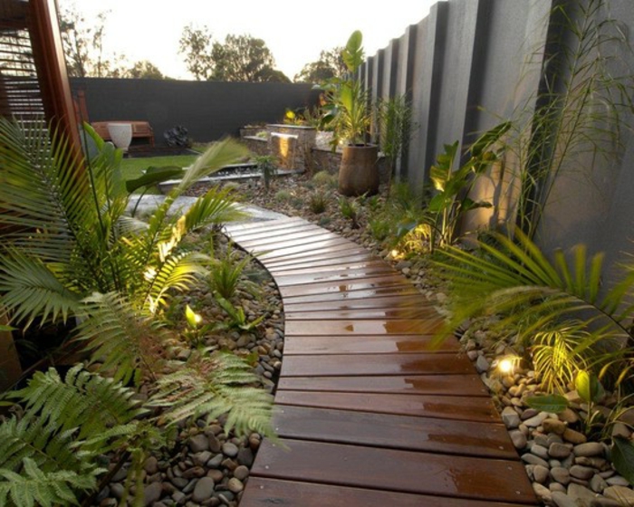 allée de jardin en bois laqué, plantes exotiques, design de jardin tropical, grand mur gris