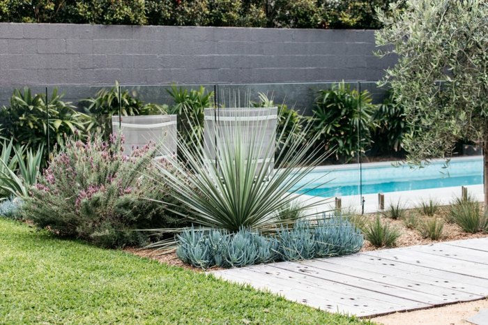 aménagement jardin paysager, qll" de jardin en bois, arbustes, piscine longue, clôture en pierre reconstituée