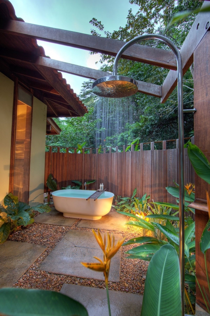 comment aménager une cour arrière avec baignoire et douche, exemple décoration espace extérieur avec dalles béton