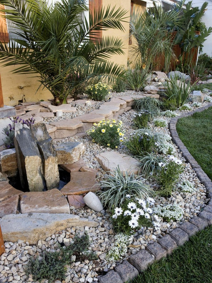bordure de jardin pavés, gravier décoratif, plantes méditérranéennes, déco avec grandes pierres, gazon