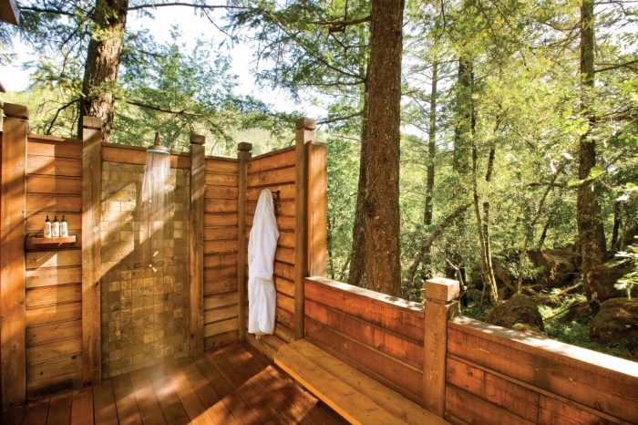 modèle douche d extérieur à effet pluie, idée salle de bain dans le jardin avec parements et plancher en bois