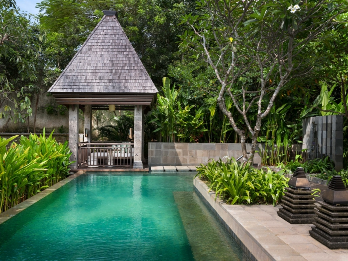 piscine rectangulaire, plantes vertes, abri de jardin original, terrasse en dalles, decoration jardin asiatique
