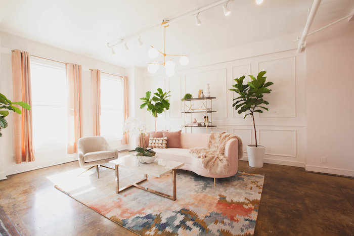 deco minimaliste salon avec canapé rose, tapis coloré, table narbre et metal, sol effet rouille, murs blancs, deco cocooning salon