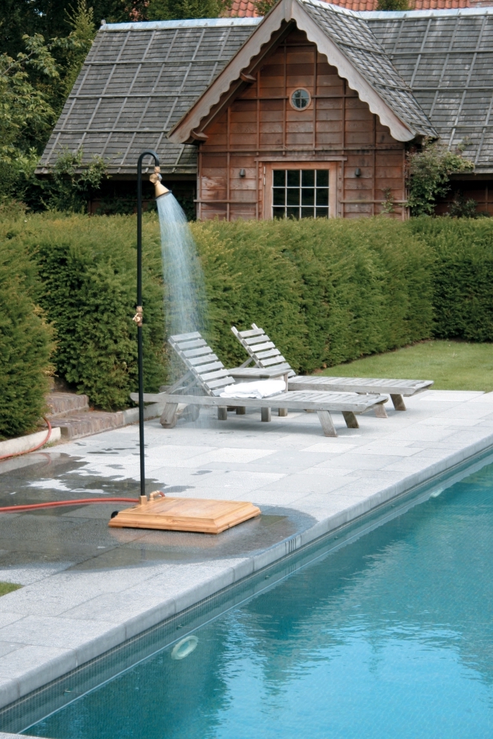 modèle de piscine exterieur avec gazon vert et terrasse bétonnée, idée douche mobile pour piscine en bois et métal
