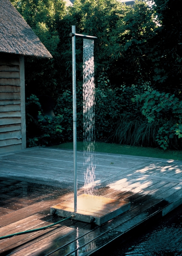 modèle de douche de piscine exterieur mobile avec support bois, comment aménager l'espace autour de la piscine