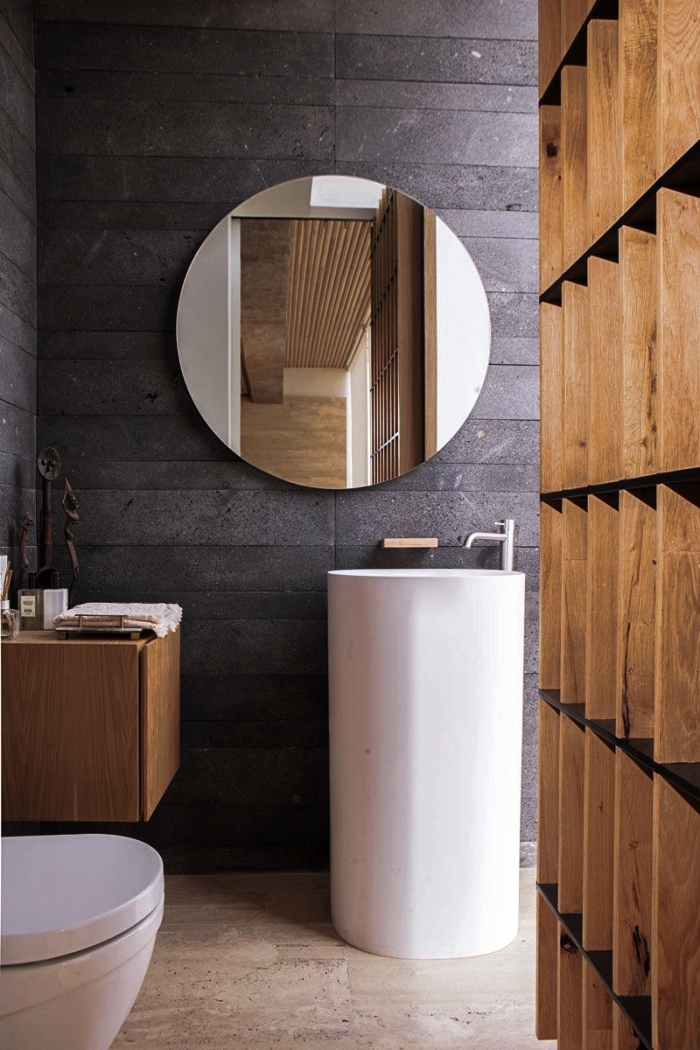 quelles couleurs combiner dans une salle de bain contemporain à espace limité, modèle salle de bain aux murs gris anthracite avec meubles en bois