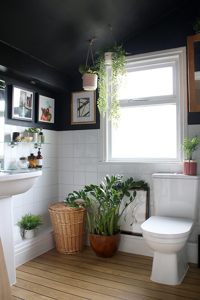 idée déco bohème chic dans une petite salle de bain blanc et noir au sol bois, idée plantes vertes d'intérieur et accessoires bois