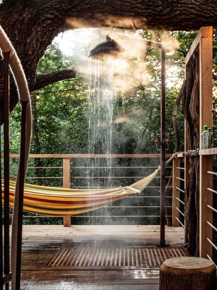 comment aménager une terrasse de style exotique avec sol en bois, déco douche exterier avec receveur en bois
