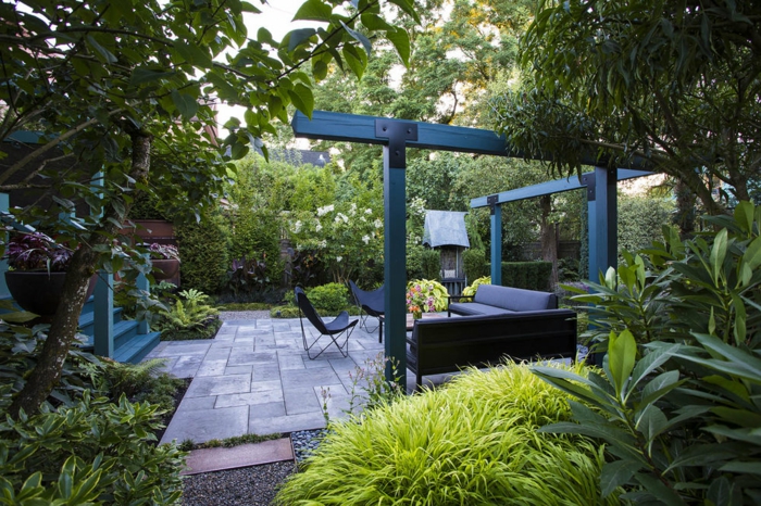 creation jardin romantique, grandes arbustes, chaises papillon, arbres, escalier bleu, verdure prolifique