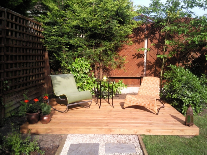 terrasse jardin bois, chaises longues, pots de fleur, aménagement petit jardin cosy, gravier déco