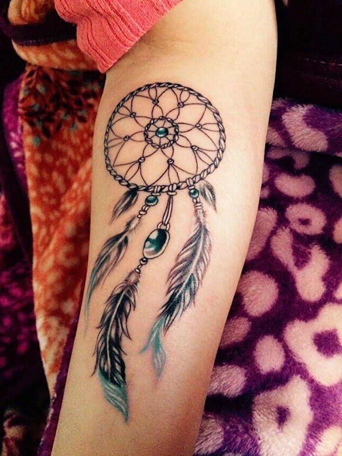 tatouage femme capteur de rêve, joli attrape reve avec filet, plumes et pendentifs pierres