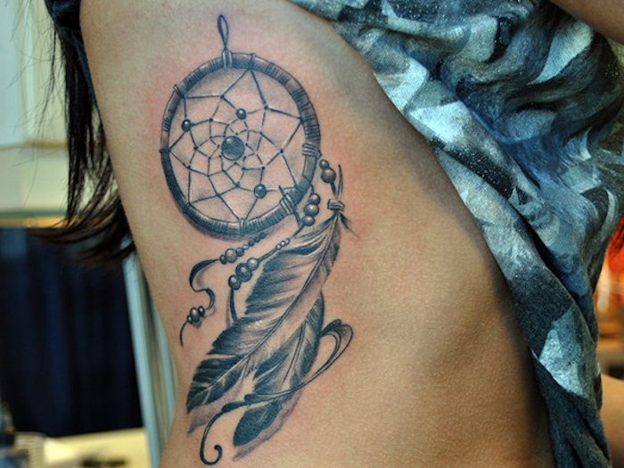 capteur de rêve tatoué, tatouage cote femme, plumes, pendentifs, design de tatouage amérindien symbolique