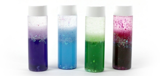 modèles de petites bouteilles sensorielles diy, avec quoi remplir une bouteille montessori, contenant en plastique avec eau et peinture glitter