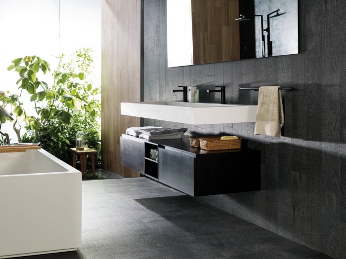 quelle couleur associer avec le gris anthracite dans la salle de bain contemporaine, idée revêtement mural salle de bain à imitation bois