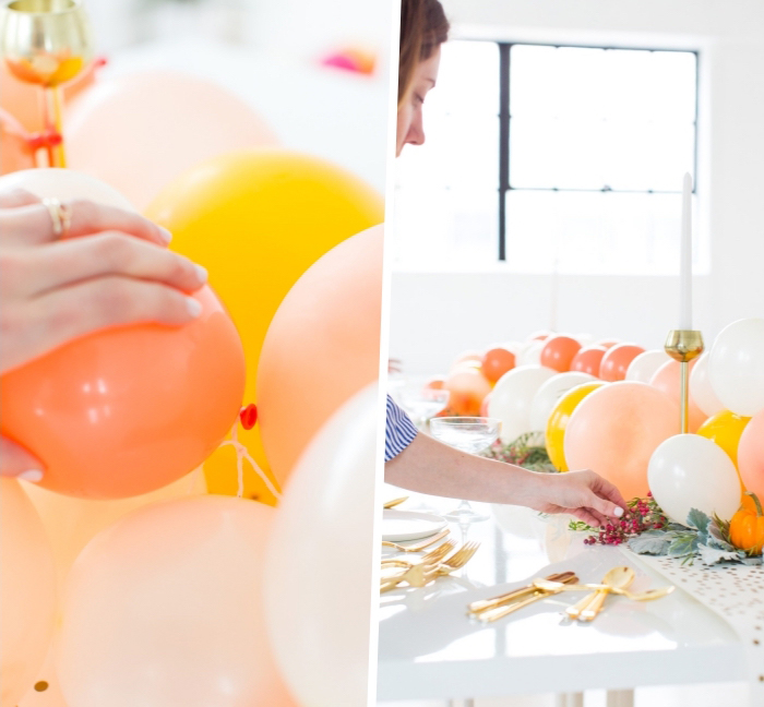ballons gonflés pour une décoration table festive, ustensiles couleur or, table blanche, ballons couleurs pastel