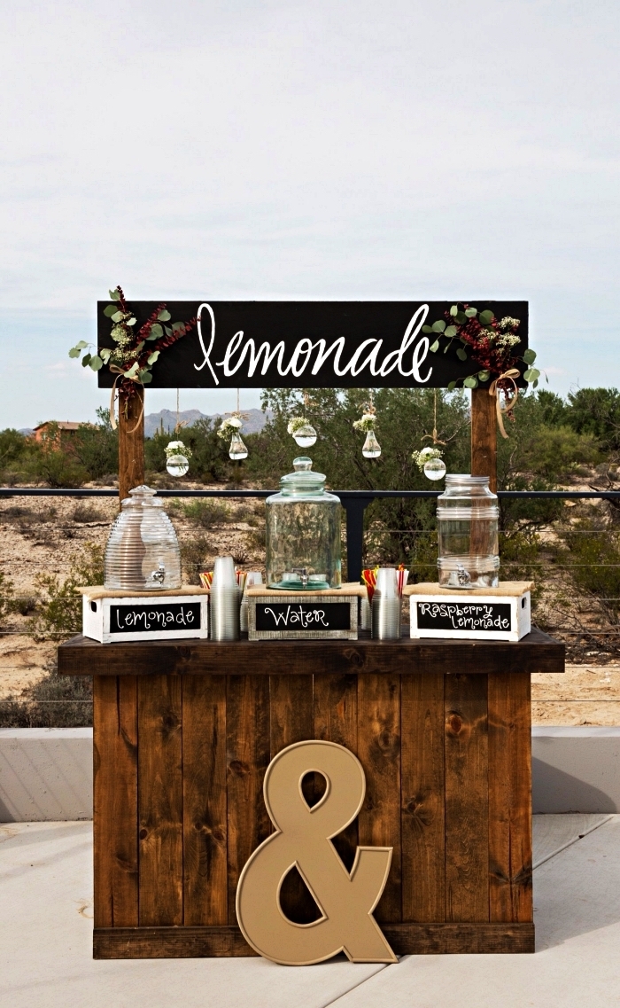 deco bar à thème champêtre pour un mariage avec bonbonnières à boisson et grande lettre décorative