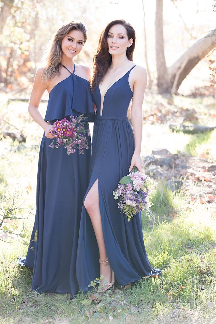 Longue robe bleu, deux options de modèle, demoiselles d'honneur en robes bleu foncé différent silhouette, tenue habillée pour mariage, robe bohème chic mariage à la mode