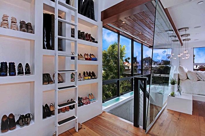 cage d'escalier transformée en dressing chaussures, meuble a chaussure haut avec étagères ouvertes et échelle