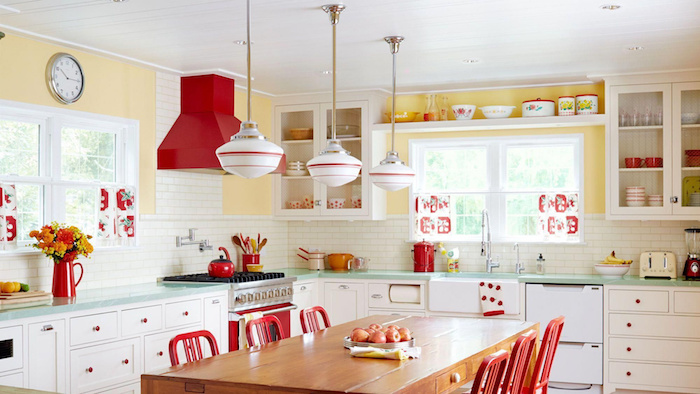 Cuisine retro rouge et blanc avec mur peinture jaune, intérieur maison design cuisine, vase avec fleurs de jardin