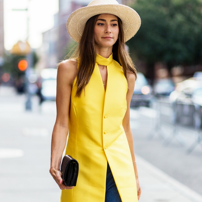 chapeau femme panama, joli chapeau de paille, blazer jaune, jeans bleus, sac à main noir
