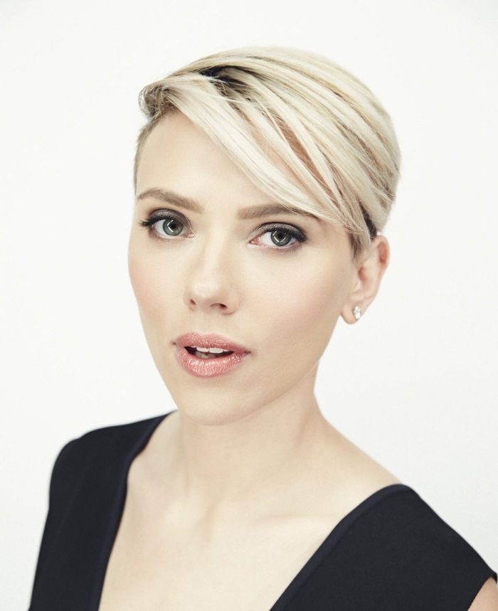 idée coupe courte pour femme, Scarlett Johansson aux cheveux courts, coloration blond platine avec racines noires
