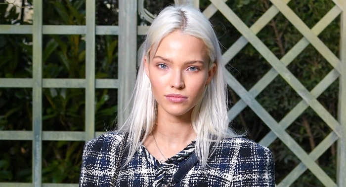 quelle couleur de cheveux blonds pour yeux bleus et peau clair, exemple de coloration tendance 2019 en couleur blond blanc