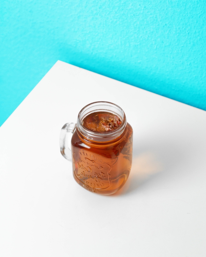 jar pour thé glacé, recette thé glacé menthe et citron, préparer un thé froid facile à base de tisane et jus de citron