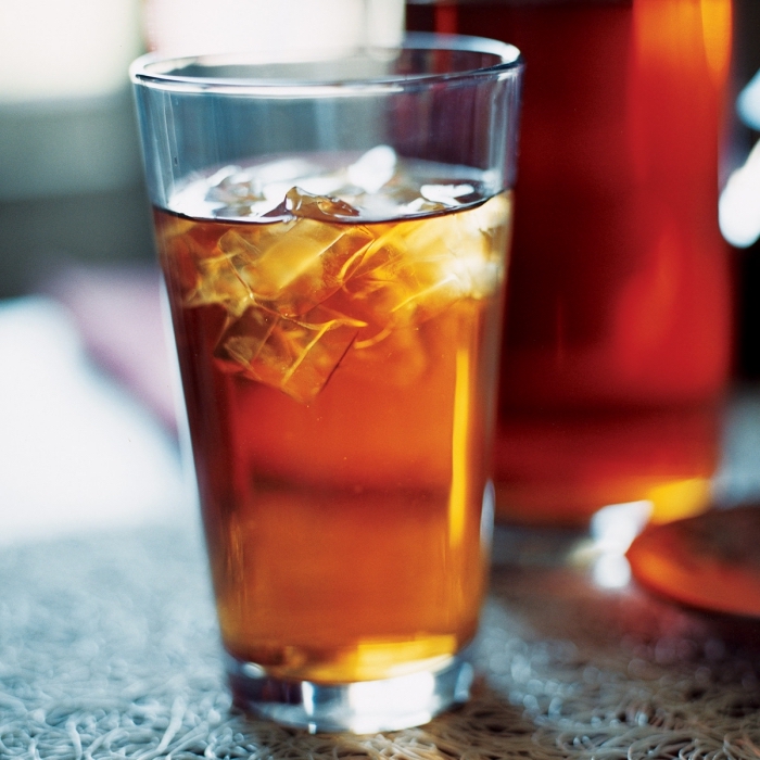 idée boisson rafraîchissante au thé vert refroidi, verre de thé glacé traditionnel, recette thé glacé pêche classique