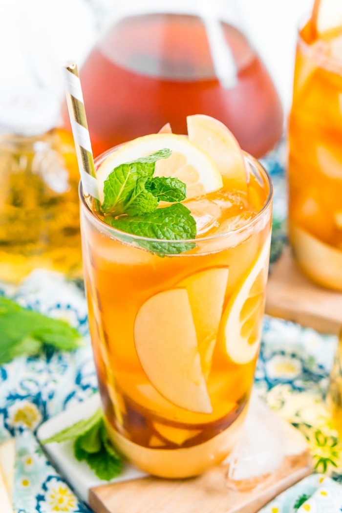 idée boisson detox sans sucre, préparer un ice tea avec fruits et feuilles de menthe, exemple thé glace aux pommes