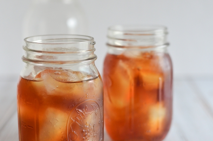 jar pour boisson froide, idée recette boisson au thé vert refroidi, exemple ice tea maison recette classique à pêche