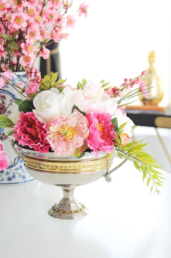 vases avec branches fleuries roses, centre de table en bol vintage avec des fleurs roses et blanches