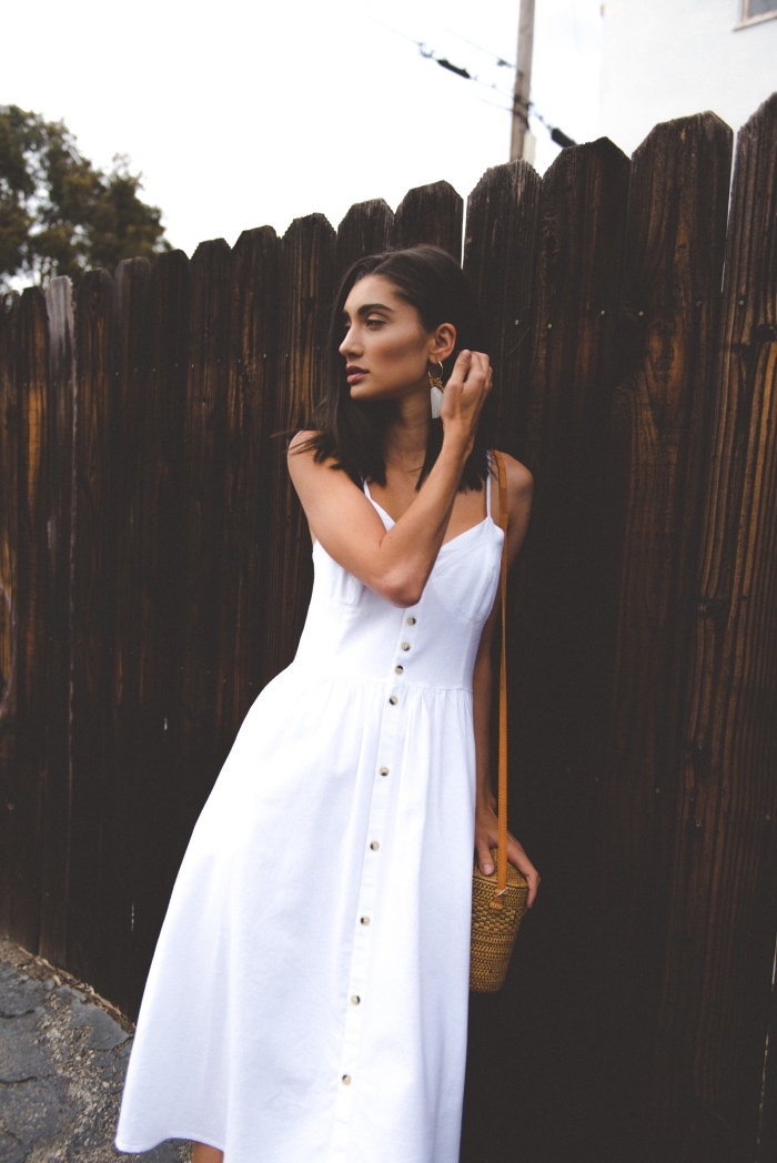 style vestimentaire femme bohème chic, modèle de robe mi-longue blanche avec bretelles et boutons marron