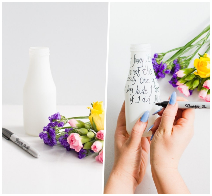 bouteille vase blanche décorée de script inspirant, bouquet de fleurs printanières, centre de table