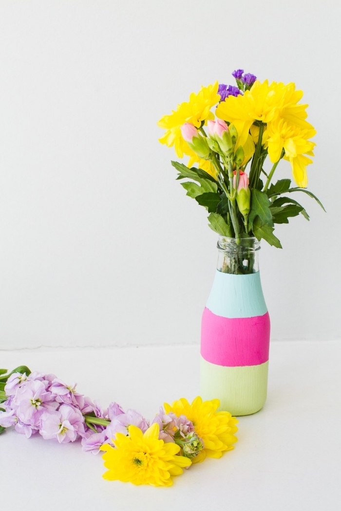 joli vase créé avec bouteille et peinture acrylique, fleurs printanières, décoration table joyeuse