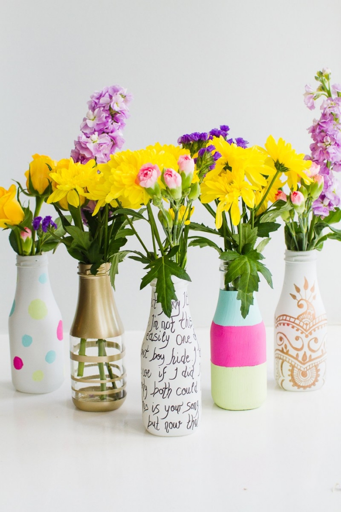 bouteilles décorées à la main comme vases avec peintures et marqueurs, deco de table printanière